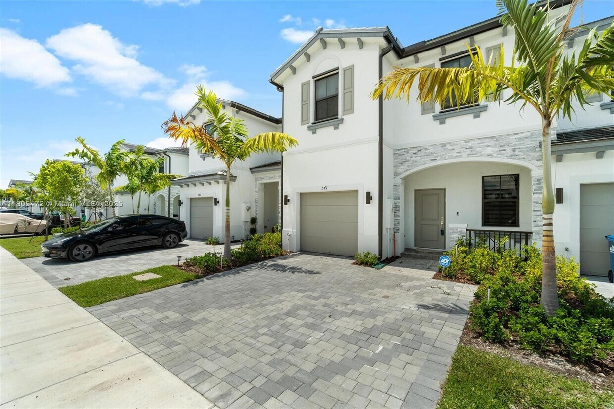 Foto principal - 541 NW 204th St