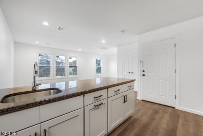 Building Photo - 34 Palm St