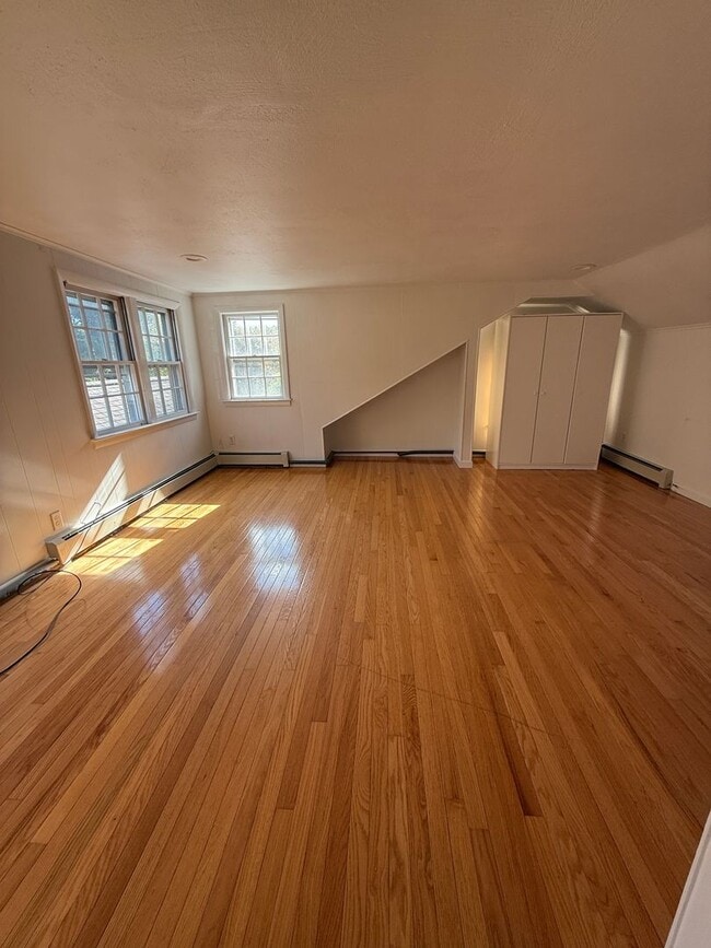 Foto del edificio - A second floor 1 bed/bath unit, in a multi...