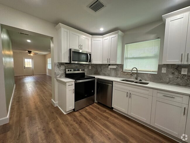 Building Photo - 5932 McKee Lake Dr N