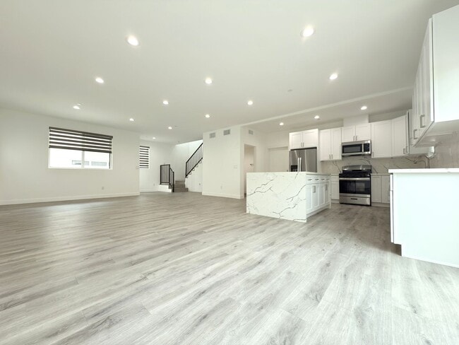 Foto del edificio - Chic Modern Living in Panorama City – 4 Be...