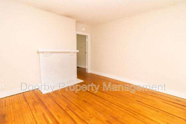 Foto del edificio - 1113 E 8th St