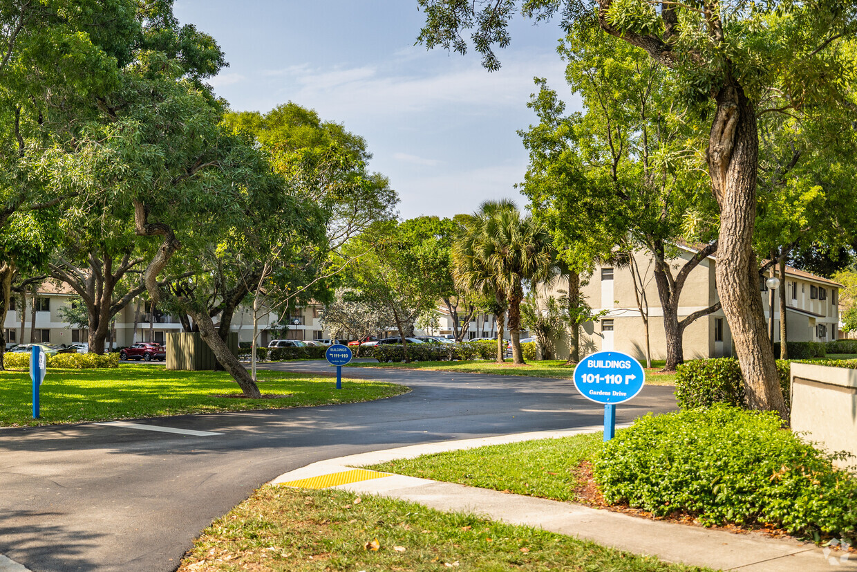 Entrance - The Gardens at Palm Aire
