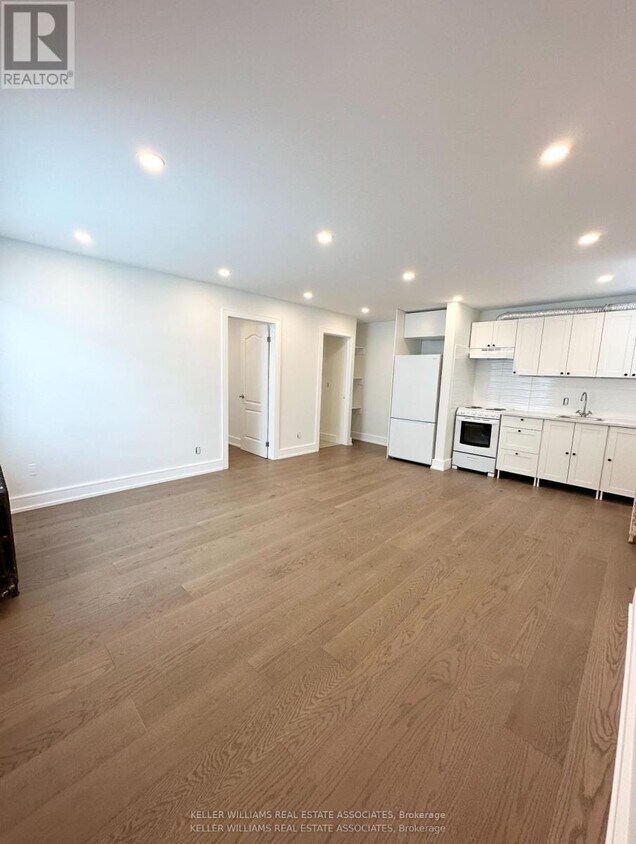 Photo principale - 237-237 Lakeshore Rd E