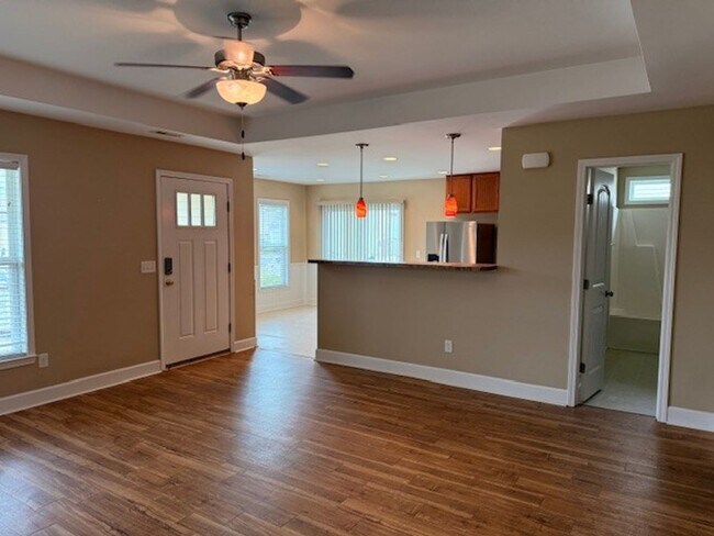 Building Photo - Home is located in Avendale-Rocky Point ad...