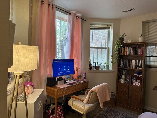 Foto del edificio - 1436 N Maplewood Ave