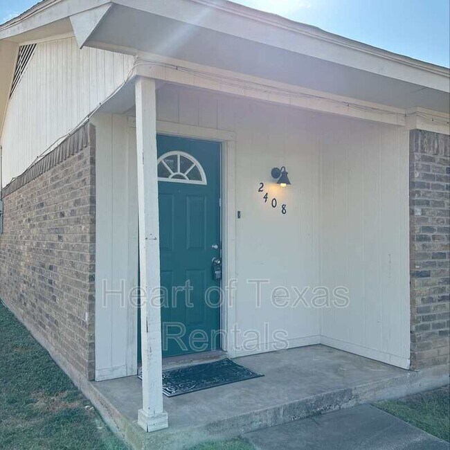 Building Photo - 2408 Comanche Trail