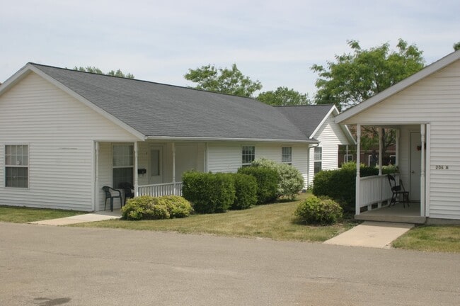 One-Story Apartments - Hurst Cottage Apartments