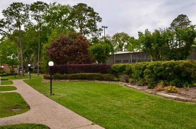 Foto del edificio - 2379 Briarwest Blvd