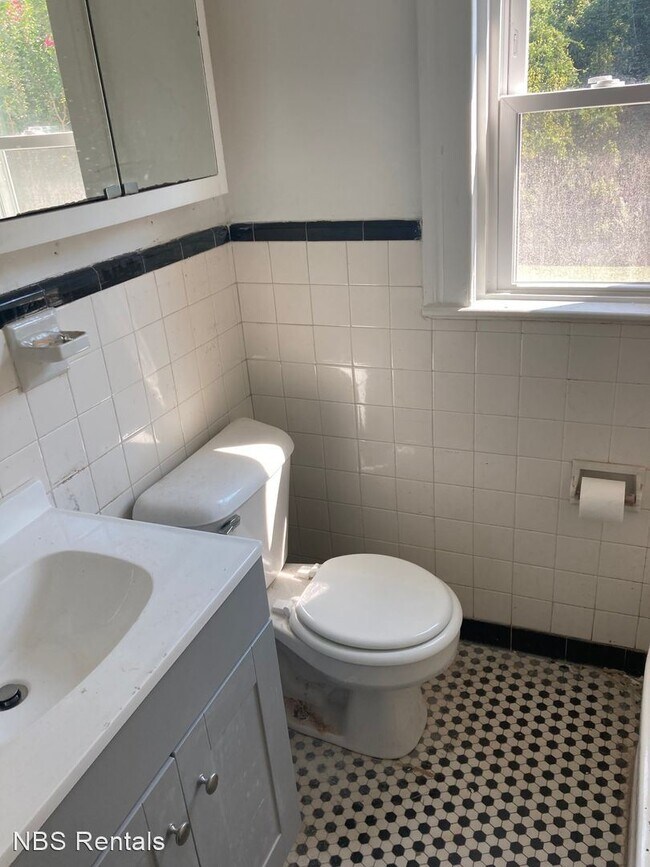 Building Photo - 4 br, 1 bath House - 178 Northwest Blvd.