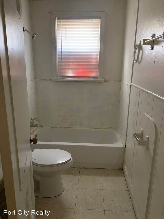 Building Photo - 2 br, 1 bath House - 3256 Midway Ave