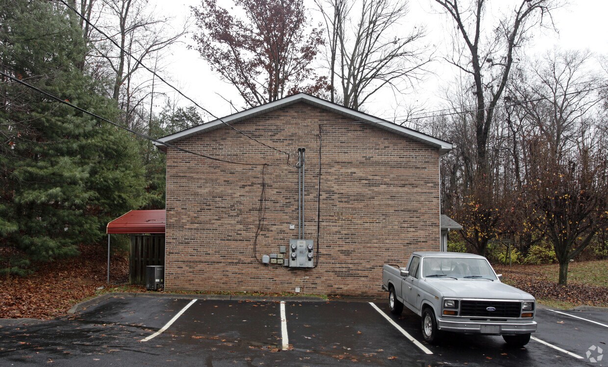 Building Photo - 104-108 Cynthia Ln