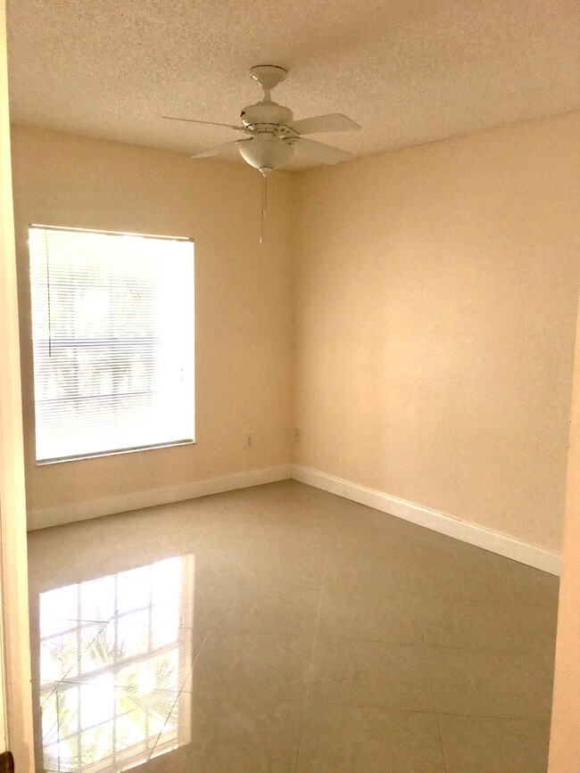 Foto del edificio - 5016 Lantana Rd