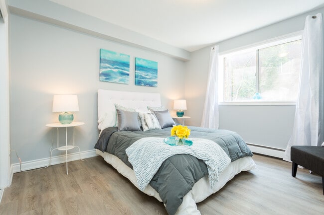 Building Photo - 2200 King St E