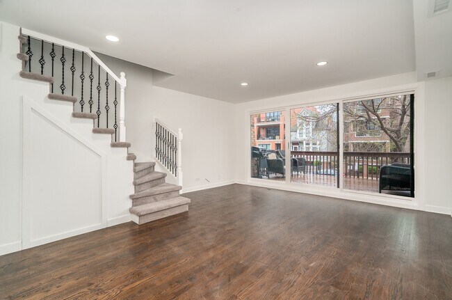 Building Photo - 924 W Wrightwood Ave