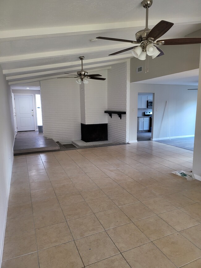 Building Photo - 2315 Green Knoll Dr