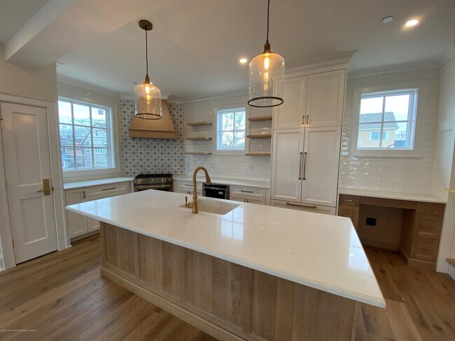 Building Photo - 412 Lake Ave