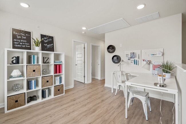 Building Photo - 4 Bedroom/2.5 Bathroom Townhome in Conyers!