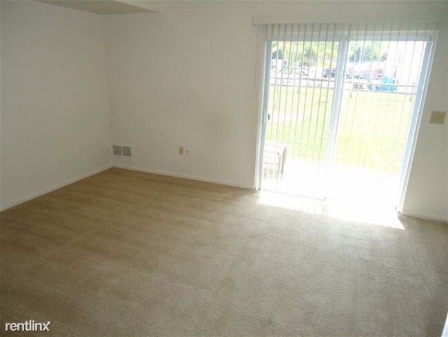 Building Photo - 2 br, 1 bath Townhome - 731 Hemlock Square