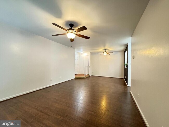 Foto del edificio - 5916 Cove Landing Rd