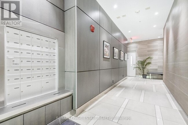 Building Photo - 1960 Queen St E