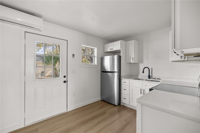 Building Photo - 411 NE 26th Ct