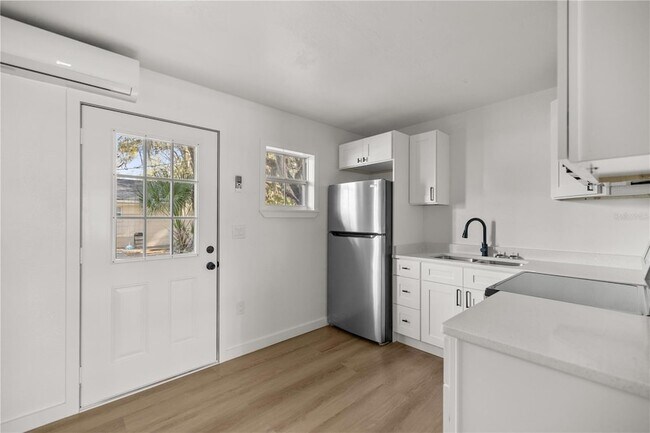 Foto del edificio - 411 NE 26th Ct
