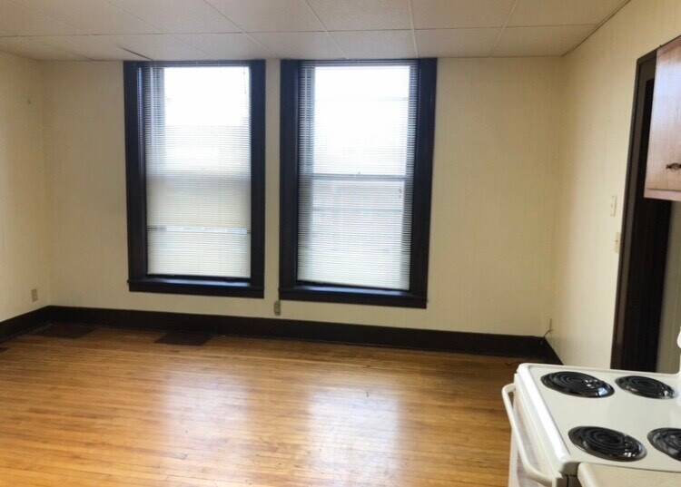Living Room - 15 E Main St
