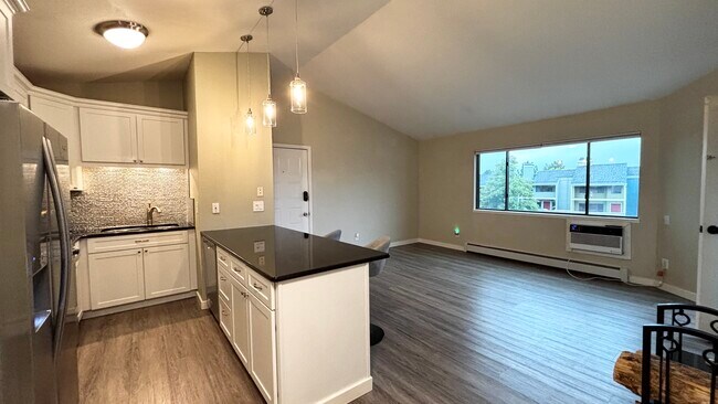 Sleek laminate flooring - 3515 28th St