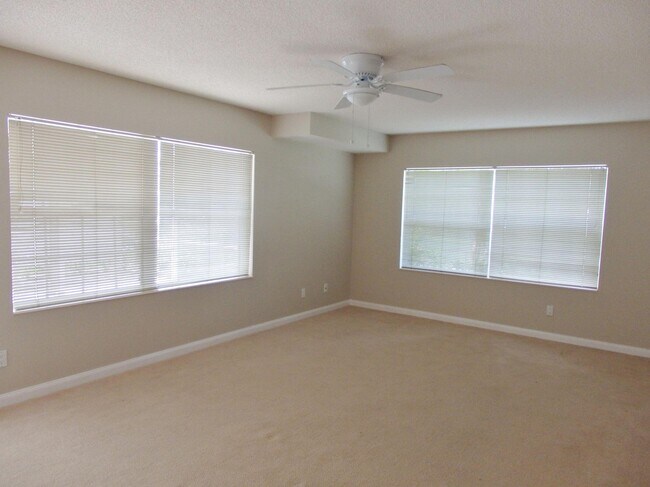 Building Photo - 2400 SW Danbury Ln