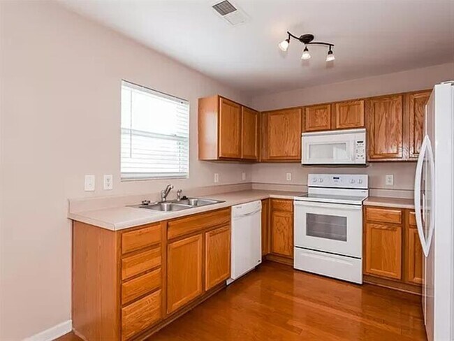 Building Photo - NICE HOME F8