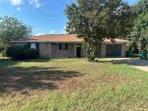 Building Photo - 1108 Cedar Dr