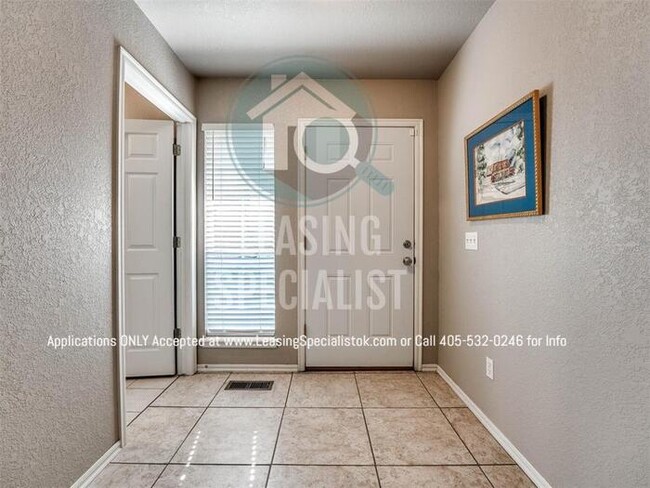Building Photo - Stunning West Norman 3 Bed 2 Bath Townhome!
