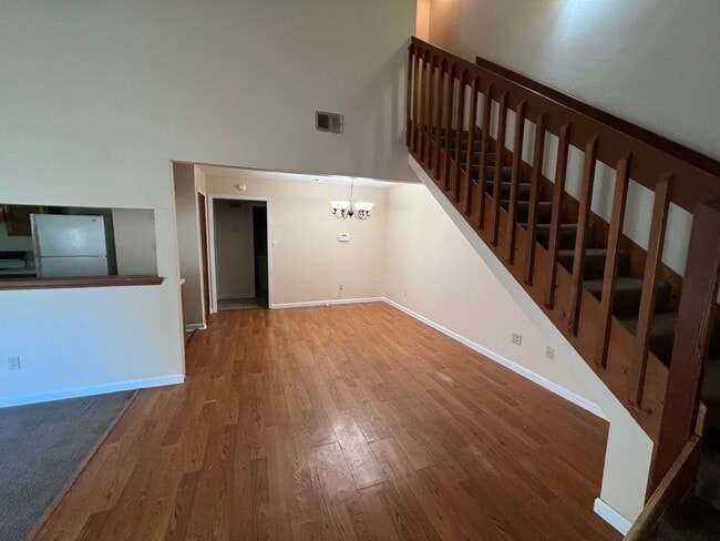 Building Photo - Cute 2 bedroom 2 bathroom townhome close t...