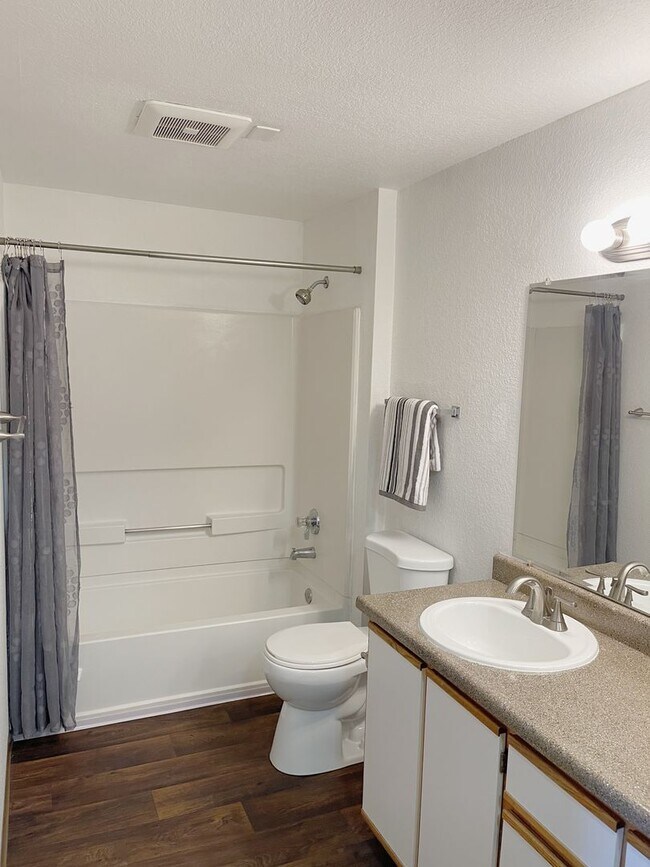 Building Photo - Newly Renovated Building in Lake Oswego-Large 2 Bedroom Coming Soon!!