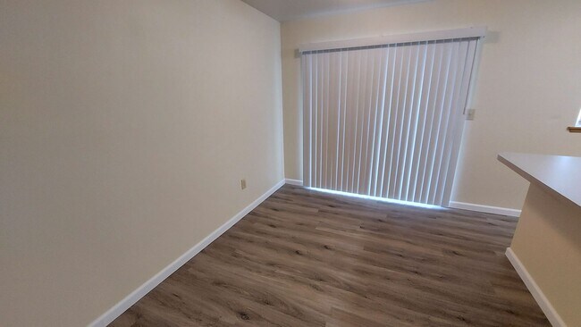 Foto del edificio - Updated 3 bed 2 bath rambler w/ 2 car gara...