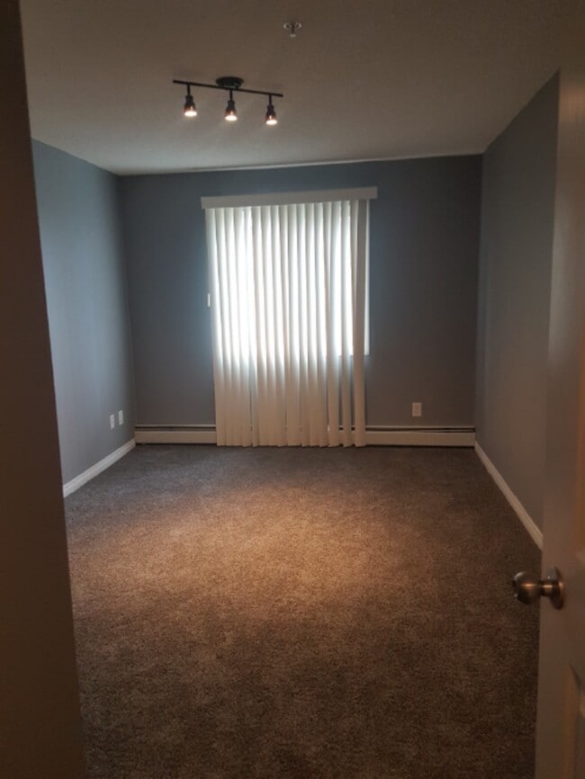 Building Photo - 2 Bed 2 Bath Unit in Edmonton, AB