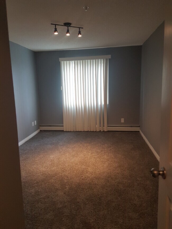 Photo du bâtiment - 2 Bed 2 Bath Unit in Edmonton, AB