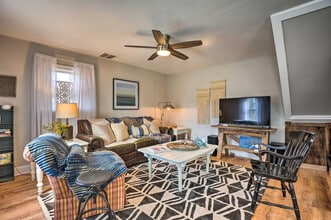 Building Photo - 240 Farmhouse Ln