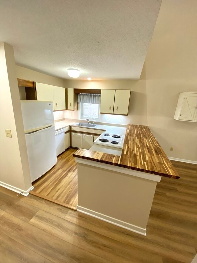 Building Photo - Townhome Style Loft Condo Gated Marina Community + Utilities Included!