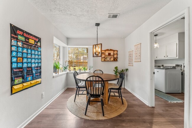 Foto del edificio - 6415 Darby Way