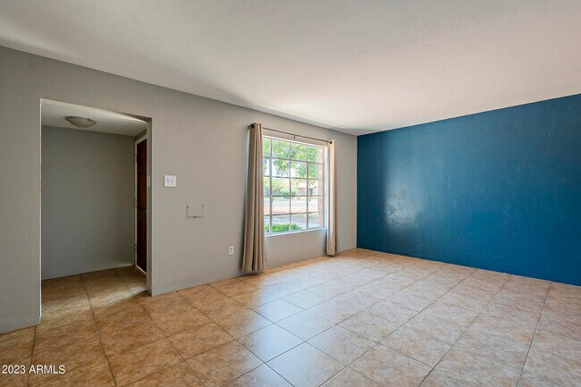 Building Photo - 2943 E Earll Dr