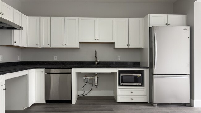 Building Photo - 251 Sladen St