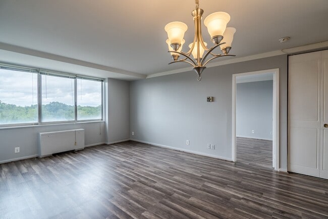 Foto del edificio - Stunning 1 Bed 1 Bath Condo In Popular High-Rise Fountains Building - Utilities Included