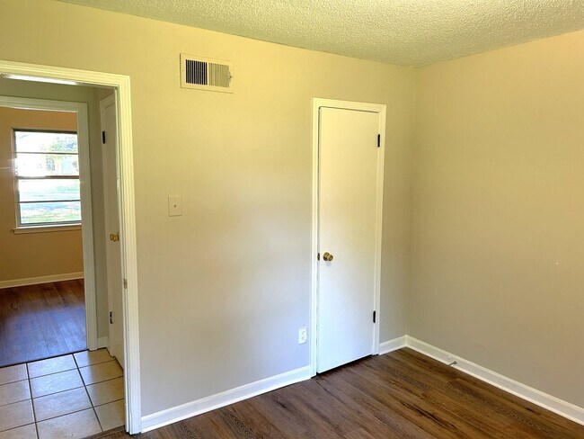 Building Photo - 2833 Briarwood Dr
