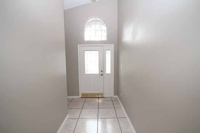 Foto del edificio - GORGEOUS 4 Bedroom, 2 Bathroom Home in Lak...