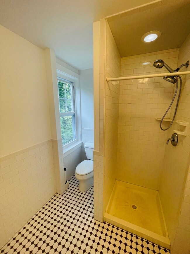 Building Photo - 420 Littleworth Ln