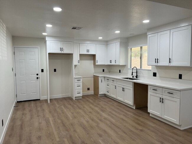 Foto del edificio - 3812 Melody Ln