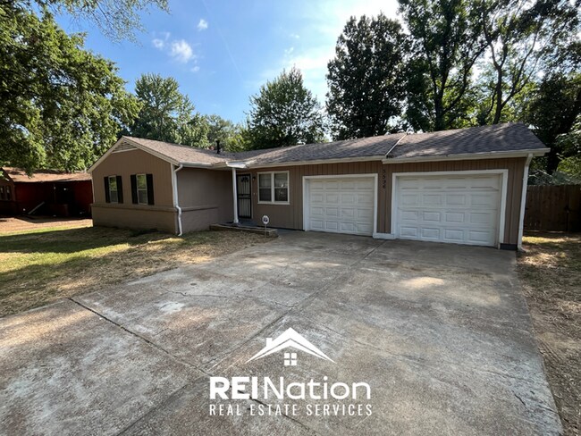 Building Photo - HOT LISTING! 3BR/1.5BA Memphis Gem | Hardwoods & Fenced Yard | 2-Car Garage!