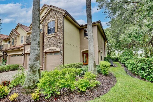 Foto del edificio - Beautiful 4-Bed 2.5 Bath Townhome with 2-Car Garage in Desirable Golf Course Eagle Creek/Lake Non...
